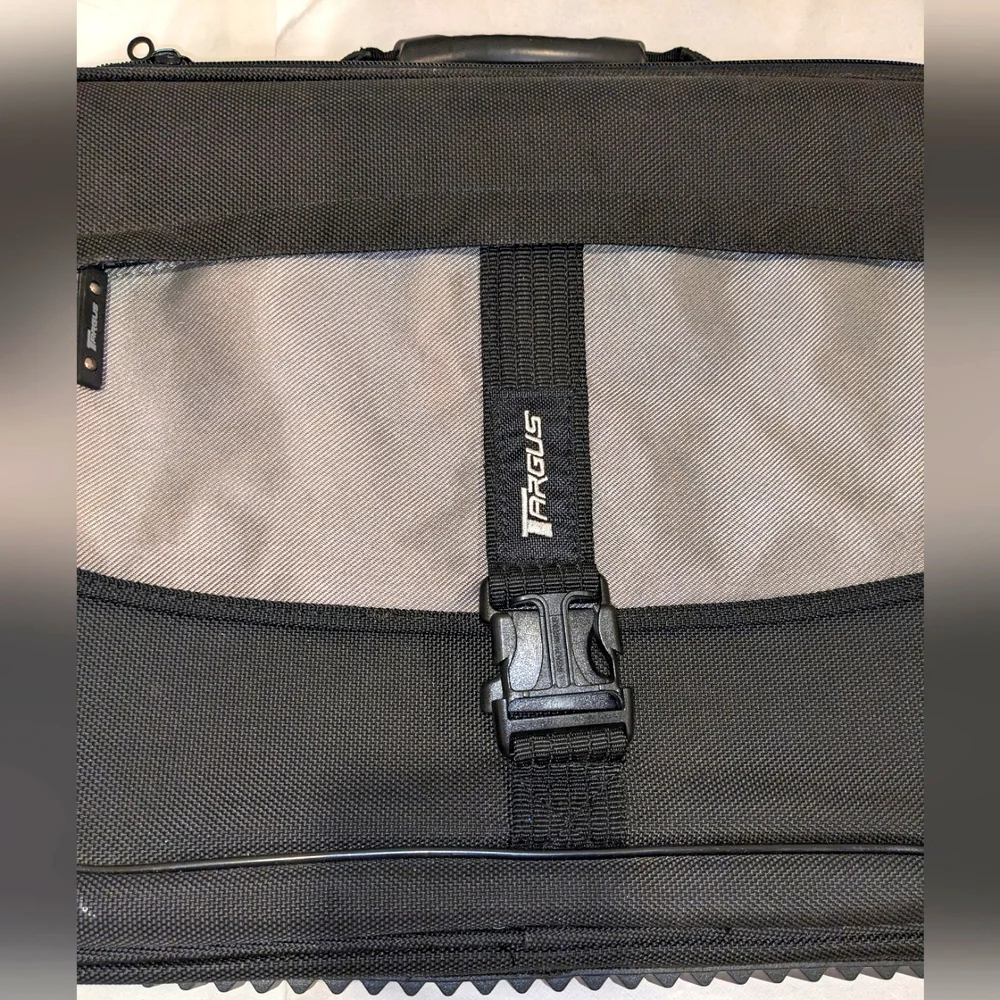 Targus Padded Platinum Deluxe Laptop Case with Professional Design